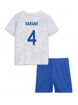 Billige Frankrike Raphael Varane #4 Bortedraktsett Barn VM 2022 Kortermet (+ Korte bukser)